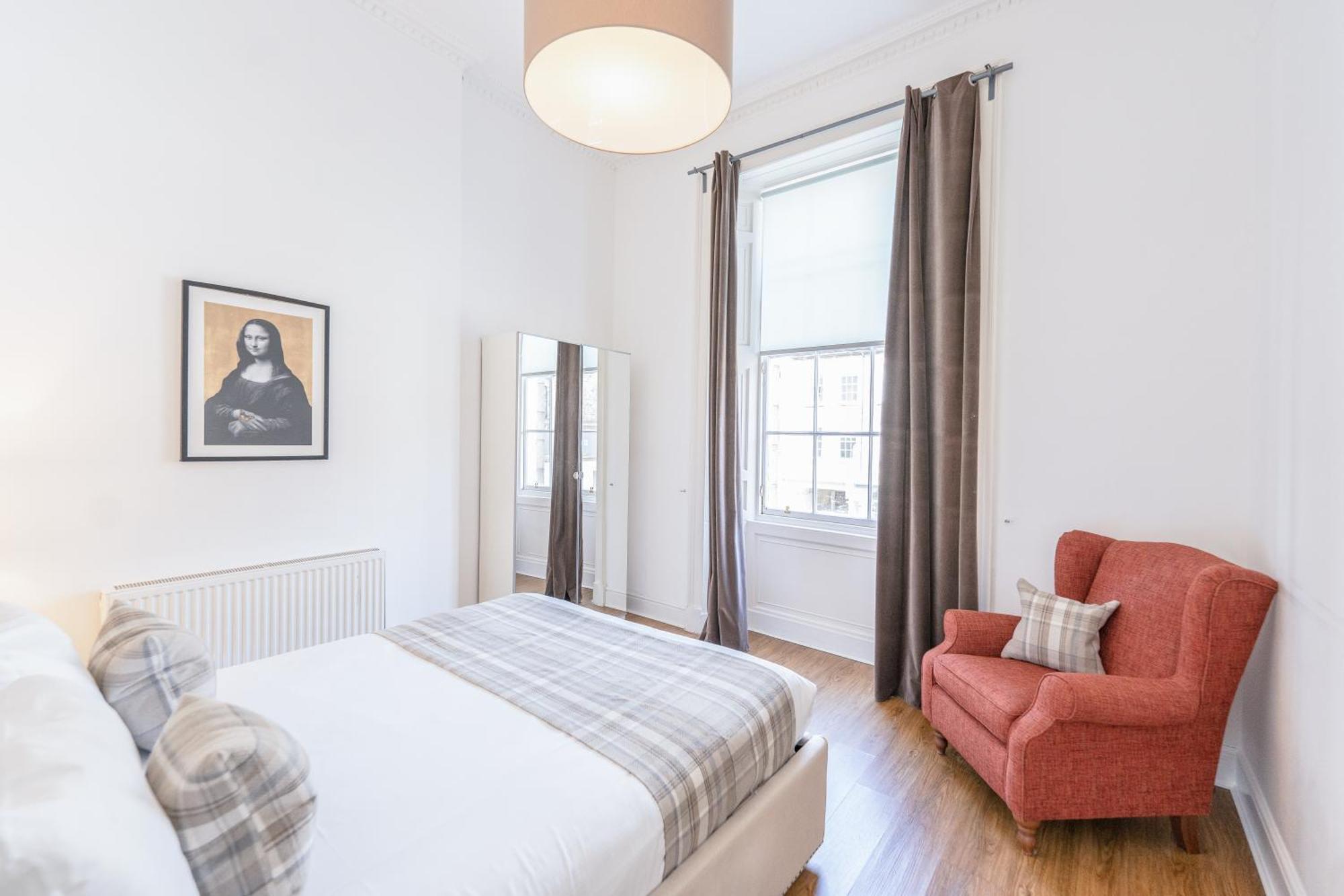 Edinburgh Castle Apartments — Photos 2